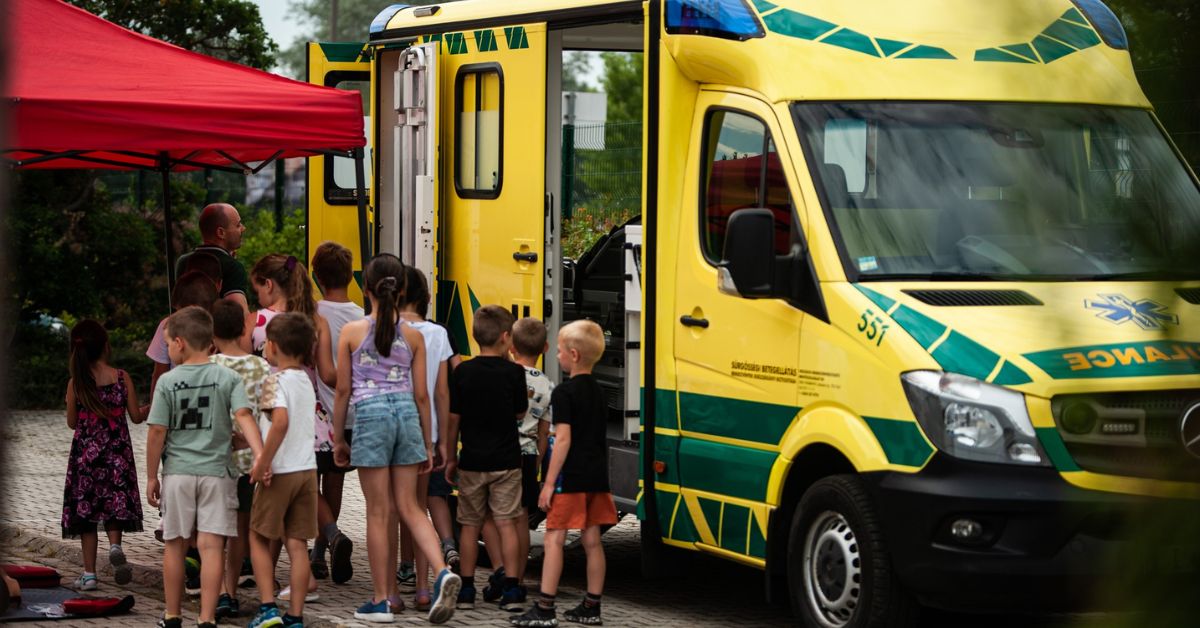 Tatabányai nyári tábor, “mentőautósimogató”